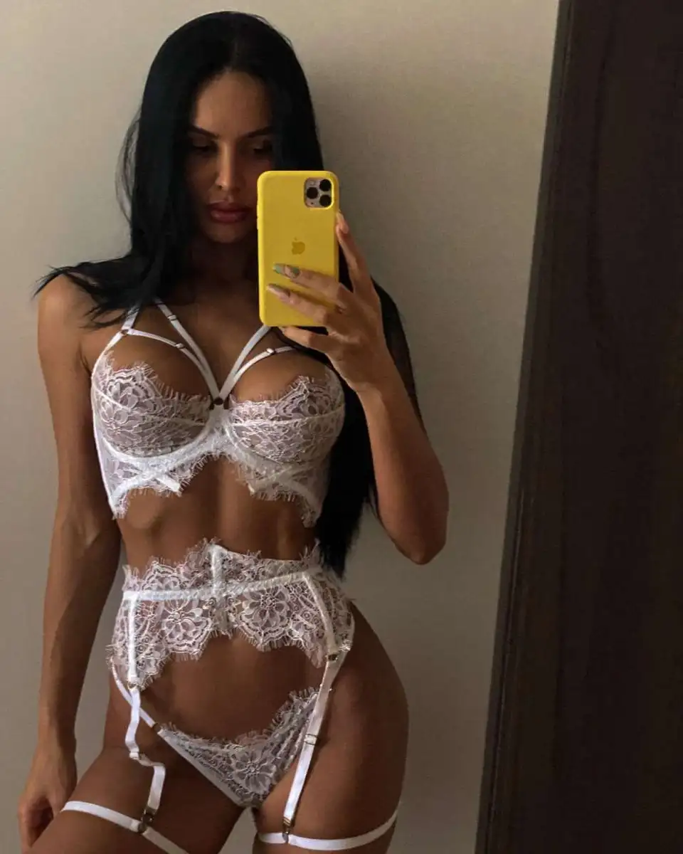 Julia escort in Paris