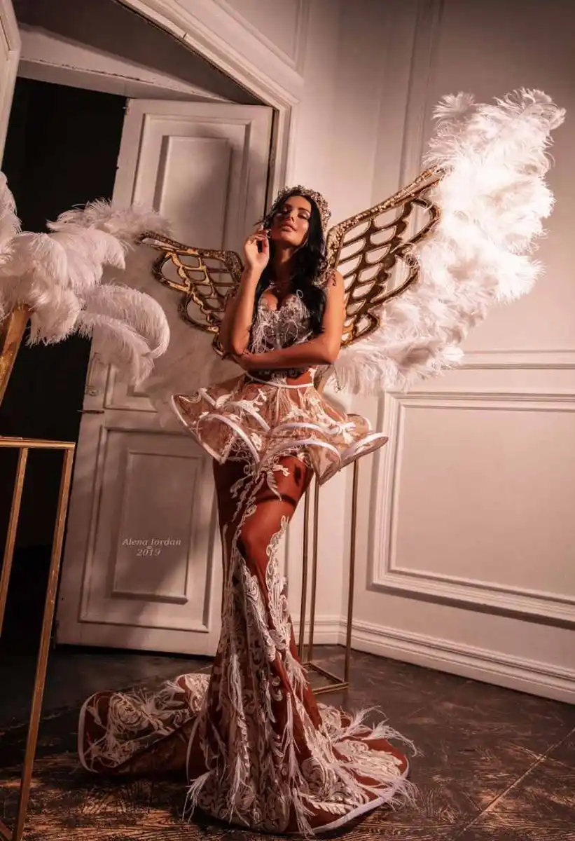 Julia escort in Paris