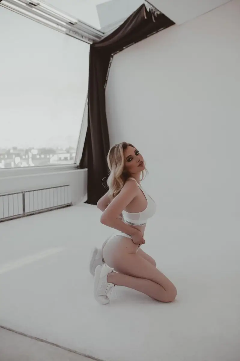 Mika escort in Paris